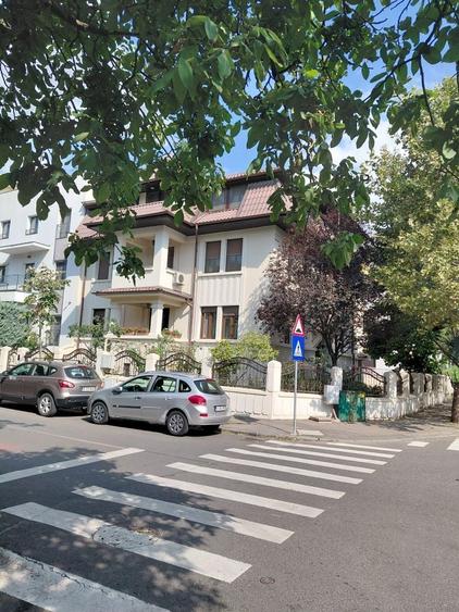 Apartament cu 4 camere semidecomandat în Aviatorilor
