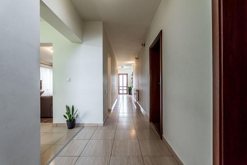 Casă individuală cu 5 camere cu Piscina în Aradul Nou