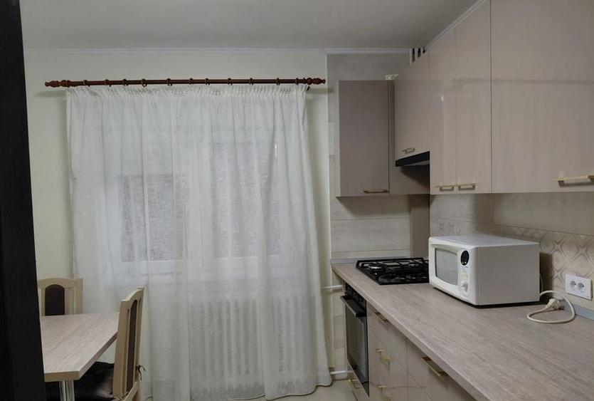 Apartament cu 3 camere decomandat, mobilat în Nerva Traian