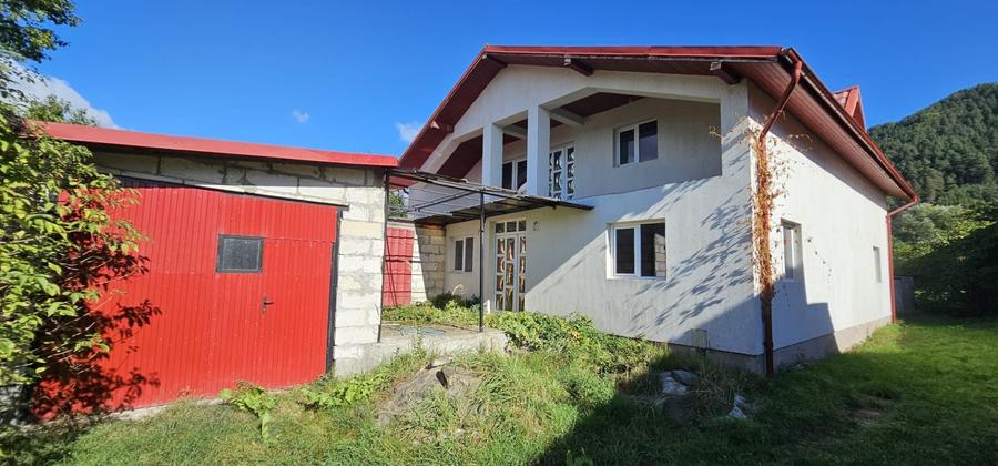 Casă individuală cu 4 camere cu Garaj în Asău