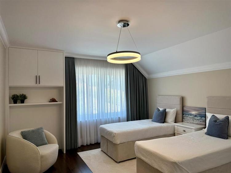 Casă individuală cu 5 camere cu Garaj în Exterior Vest