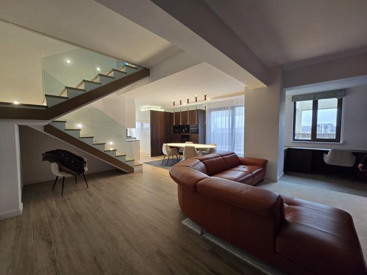 Penthouse cu 4 camere decomandat, mobilat în Centru Civic