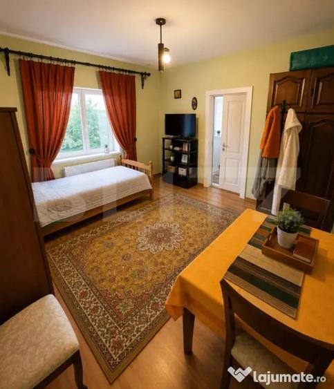 Casă cu 7 camere cu Teren 981 Mp în Central