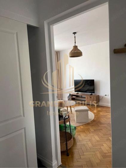 Apartament cu 2 camere semidecomandat, mobilat în Central