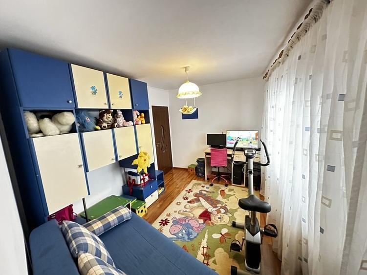 Apartament cu 4 camere decomandat în Central