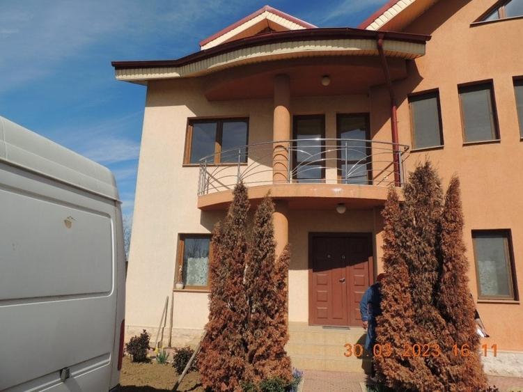 Casă cu 5 camere cu Teren 389.82998657227 Mp în Exterior Est