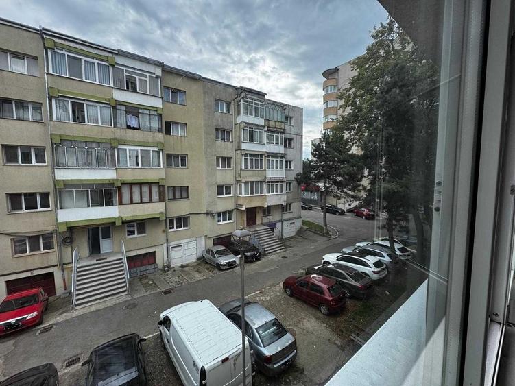 Apartament cu 3 camere semidecomandat în George Enescu