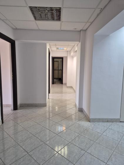 Birou, de 146.47999572754 mp, în P-ța Unirii