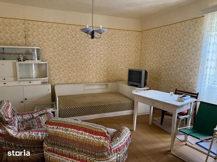 Casă cu 6 camere cu Teren 2271 Mp în Livezile