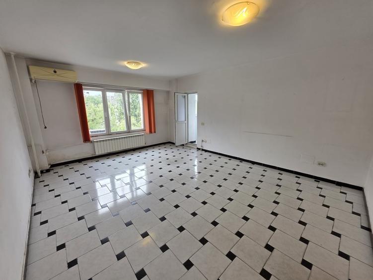 Apartament cu 3 camere decomandat în Costin Georgian