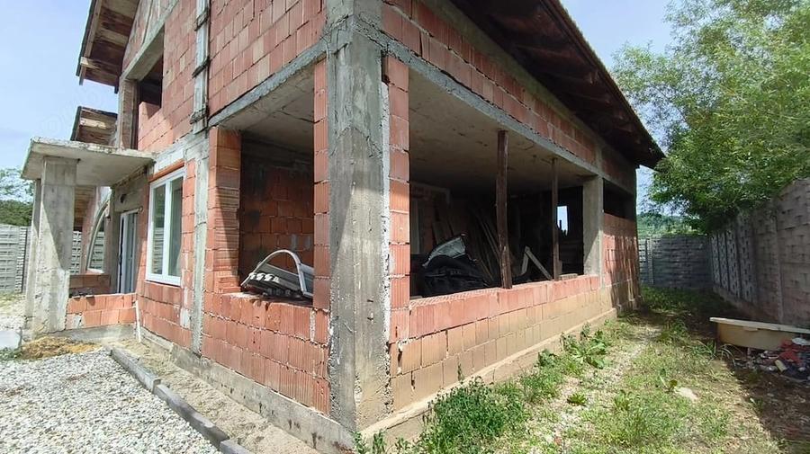 Casă cu Teren 948 Mp în Bejan