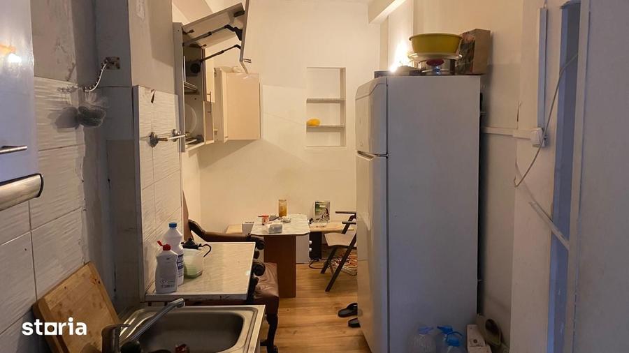 Apartament cu 3 camere semidecomandat în Centrul Civic