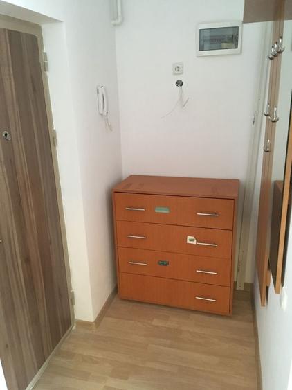 Garsonieră decomandată în Roșu