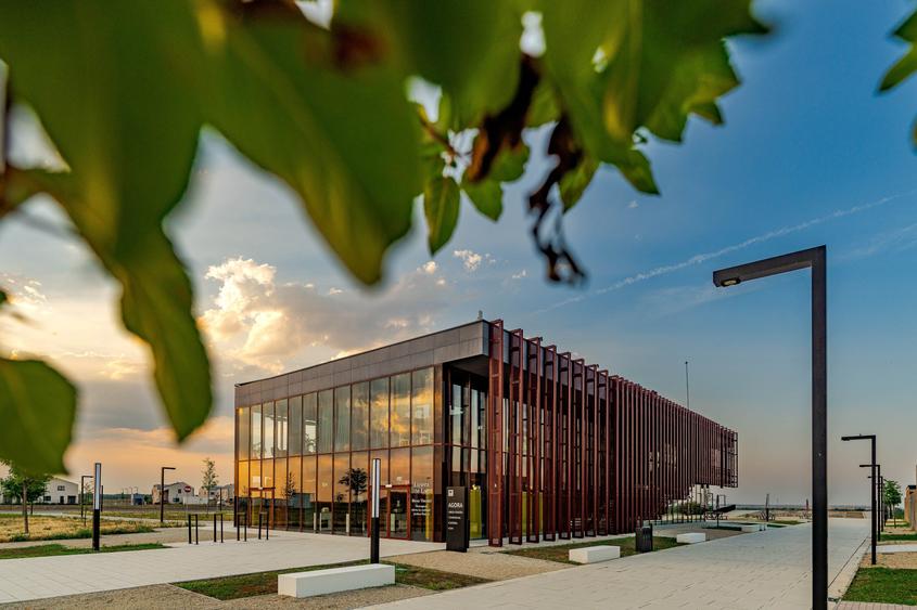Duplex cu 4 camere cu Piscina în Poșta