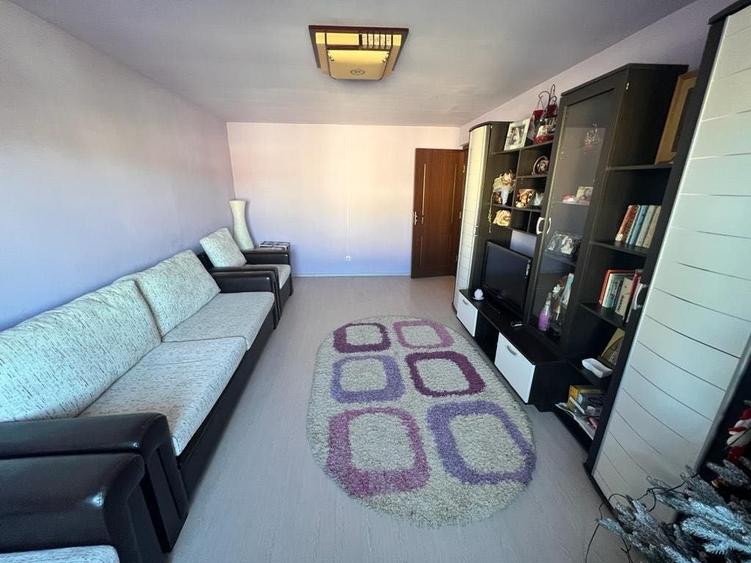 Apartament cu 3 camere decomandat în Drăgășani