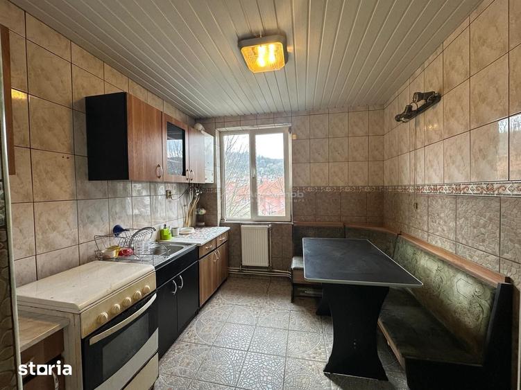 Apartament cu 3 camere semidecomandat în Central