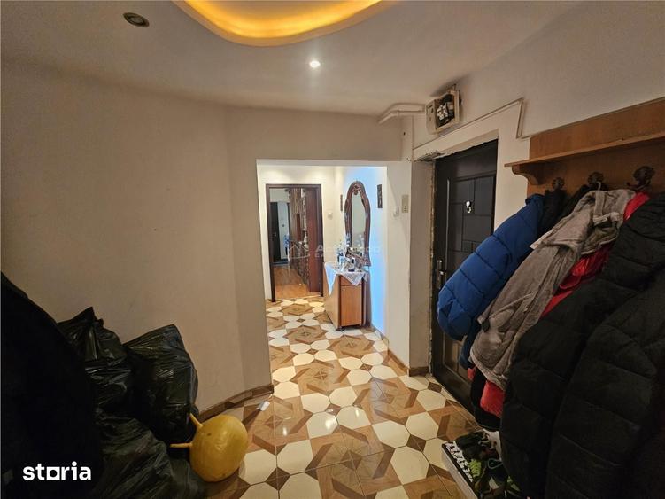 Apartament cu 3 camere semidecomandat, mobilat în Central