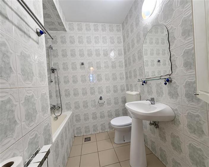 Casă cu 7 camere cu Canalizare în 1 Mai