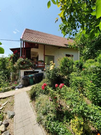 Casă cu 6 camere cu Teren 1000 Mp în Eșelnița