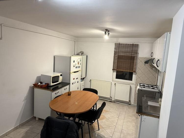 Apartament cu 3 camere decomandat în Exterior Vest
