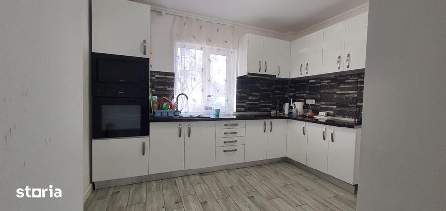 Apartament cu 4 camere decomandat în Rogerius