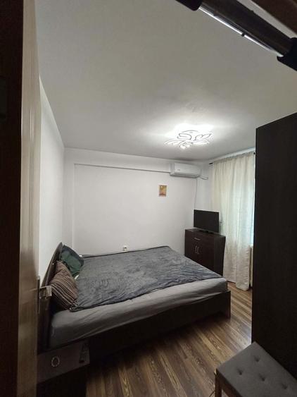 Apartament cu 3 camere semidecomandat în Lacul Tei
