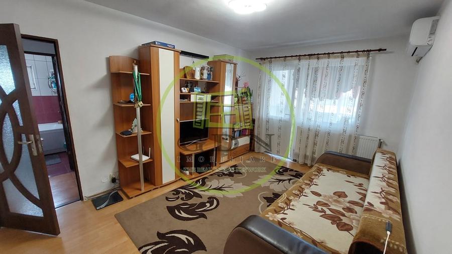 Apartament cu 3 camere semidecomandat, mobilat în Craiovița Nouă