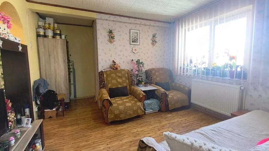 Apartament cu 3 camere semidecomandat în Gojdu