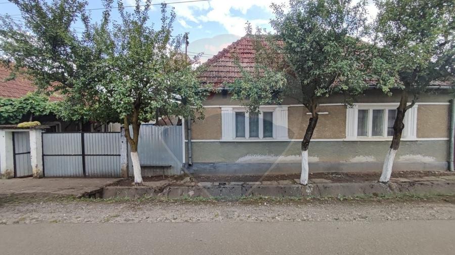 Casă individuală cu 4 camere cu Teren 1710 Mp în Fonău