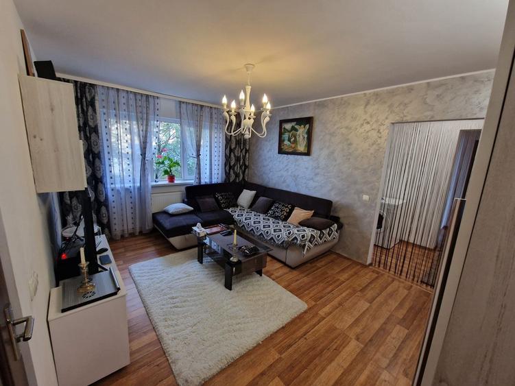 Apartament cu 3 camere semidecomandat în Policlinica