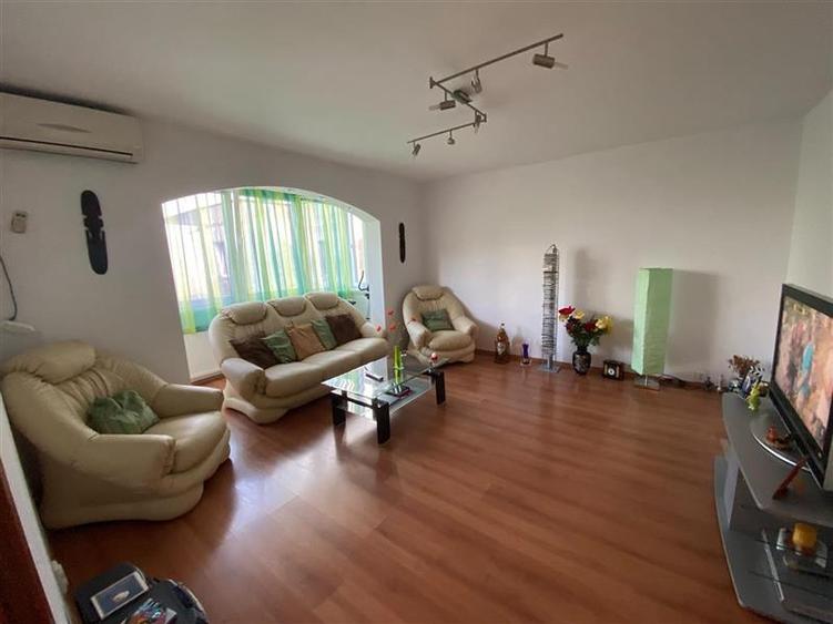 Apartament cu 3 camere decomandat în Aradului