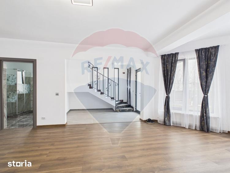 Casă cu 5 camere cu Teren 457 Mp în Vărăști