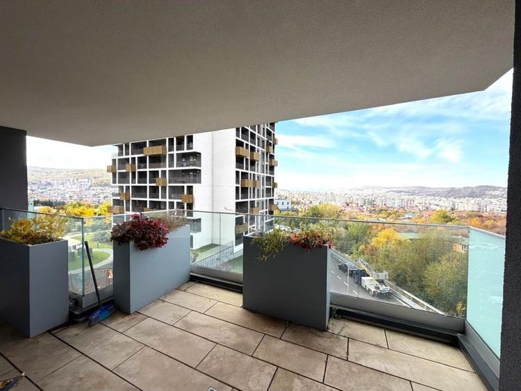 Apartament cu 3 camere semidecomandat, mobilat în Zorilor