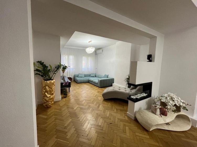 Apartament cu 4 camere decomandat în Capitale