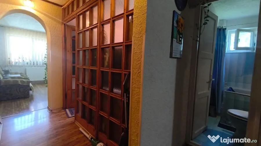 Apartament cu 3 camere semidecomandat în Gojdu