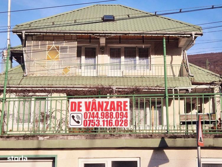 Casă cu 4 camere cu Teren 3581 Mp în Central