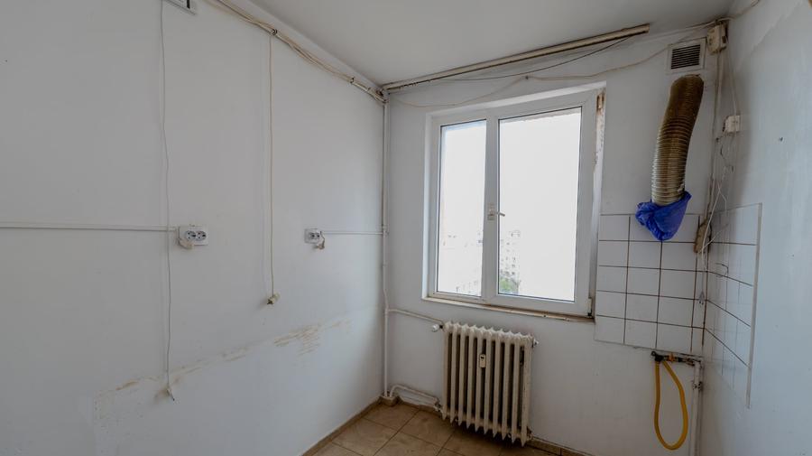 Apartament cu 3 camere semidecomandat în Colentina