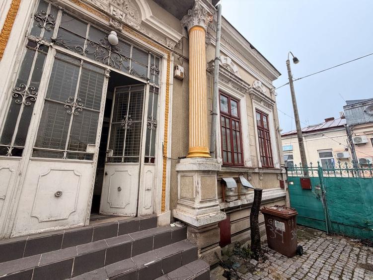 Casă individuală cu 7 camere cu Canalizare în Victoriei