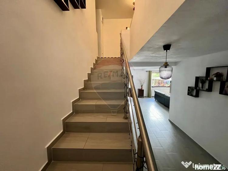 Casă cu 8 camere cu Teren 575 Mp în Porumbacu de Sus