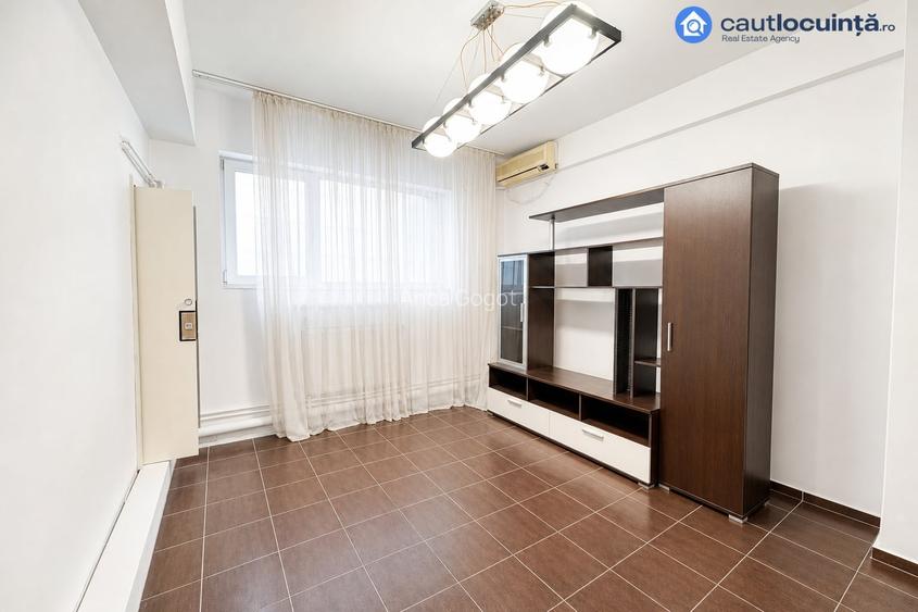 Apartament 3 camere, P-ța Romană, demisol, centrală proprie