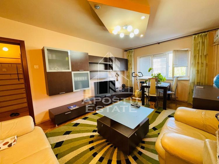 Apartament cu 3 camere decomandat în Miron Costin