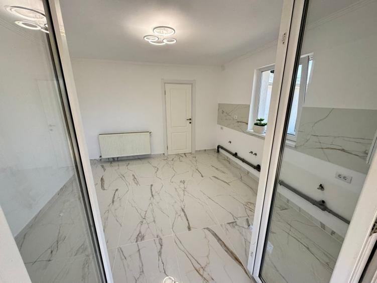 Duplex cu 2 camere cu Canalizare în Păun