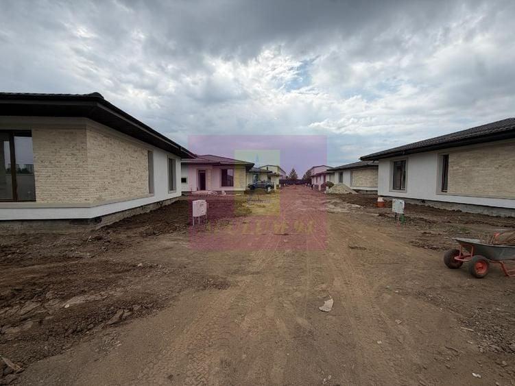 Casă individuală cu 4 camere cu Canalizare în Central