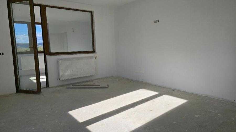 Casă cu 8 camere cu Teren 830 Mp în Brănișca