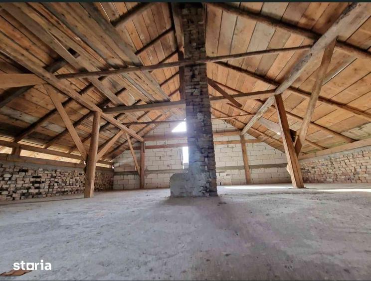 Casă cu 4 camere cu Teren 1500 Mp în Horodnic