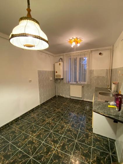 Apartament cu 3 camere decomandat în Letea Veche