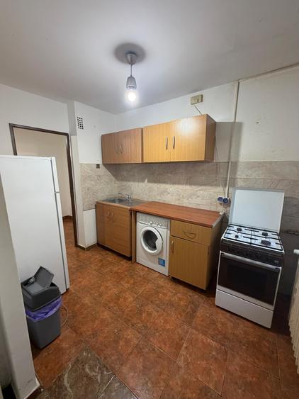 Apartament cu 3 camere semidecomandat în Drumul Taberei