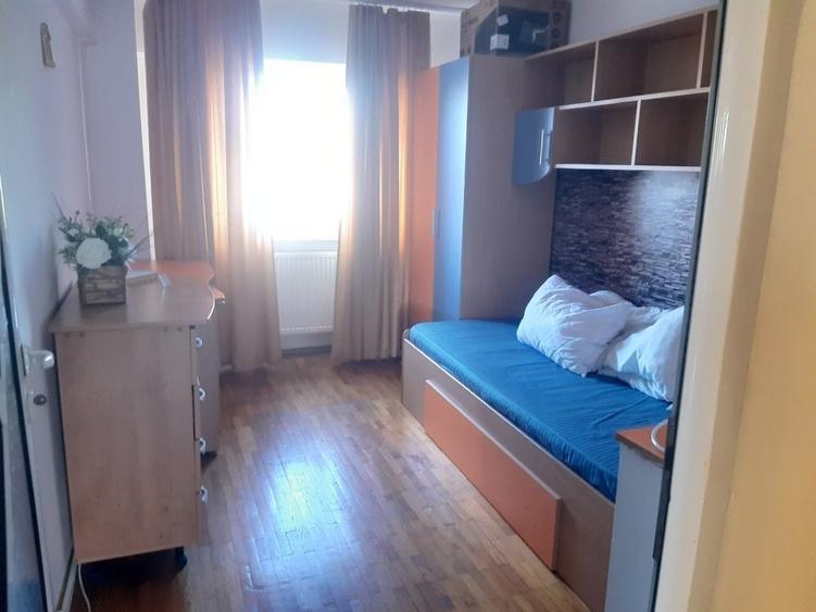 Apartament cu 3 camere decomandat în Trivale