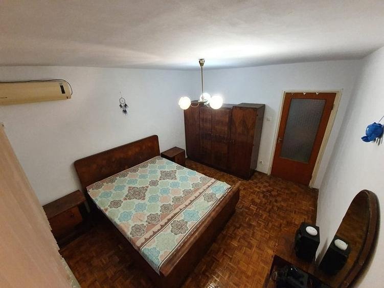 Apartament cu 4 camere semidecomandat în Berceni