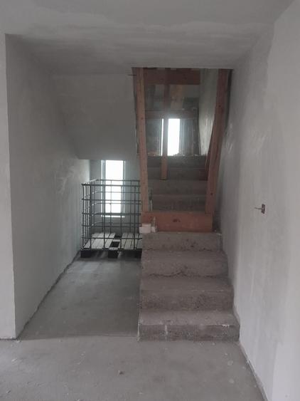 Casă individuală cu 8 camere cu Teren 800 Mp în Măineasca
